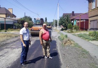 Ремонтируют дорогу на улице Стрельникова на Поповке в г. Шахты [Фото]