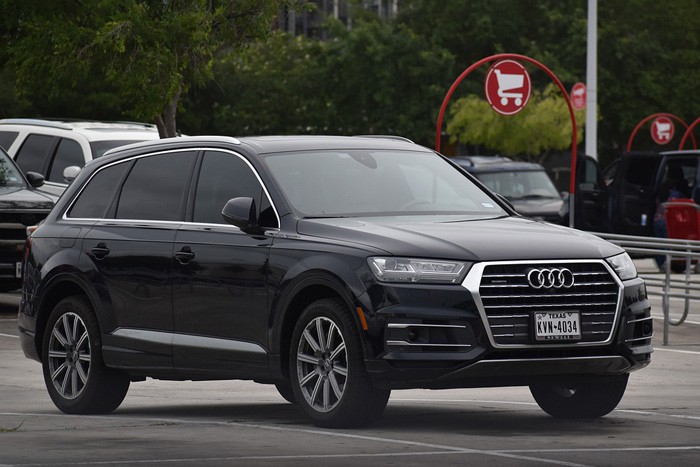 «Раздели» Audi Q7 на 250 тысяч рублей: трое парней сняли фары и повторители поворотов