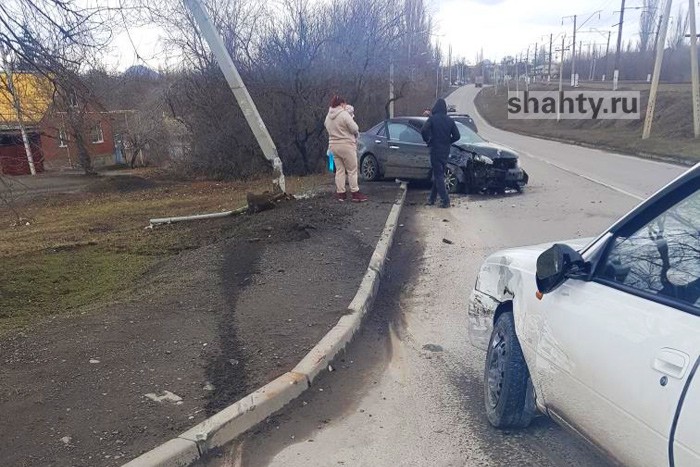 ДТП с такси в Шахтах: был сломан столб уличного освещения