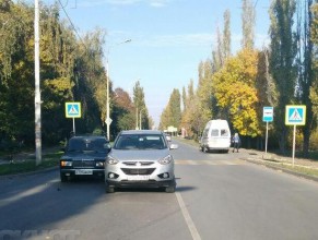ВАЗ сбил женщину на переходе в г. Шахты и врезался в Hyundai ix35 [Фото]