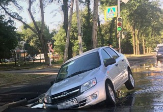 «Лада Гранта» провалилась в образовавшуюся на дороге яму в Ростове [Фото]
