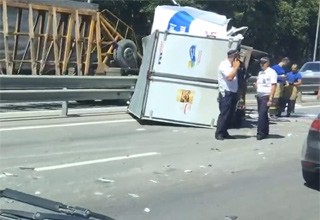 Врезалась в отбойник и перевернулась «Газель» на трассе М-4 под Аксаем [Видео]