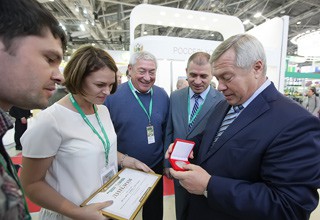Кроликовод из г. Шахты стала лучшим фермером страны — награду вручили в Москве