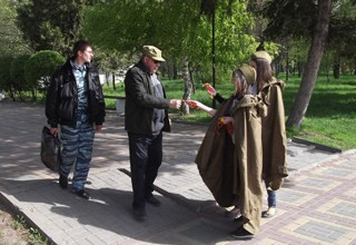 В г. Шахты раздавали и будут раздавать «Георгиевские ленточки» [МЕСТА]