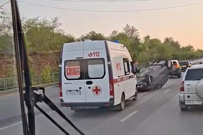 В Шахтах перевернулся автомобиль на дороге Центр — Артем