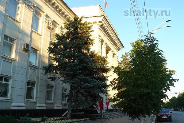 Курьезы в Шахтах — перед администрацией города посадят 6 деревьев