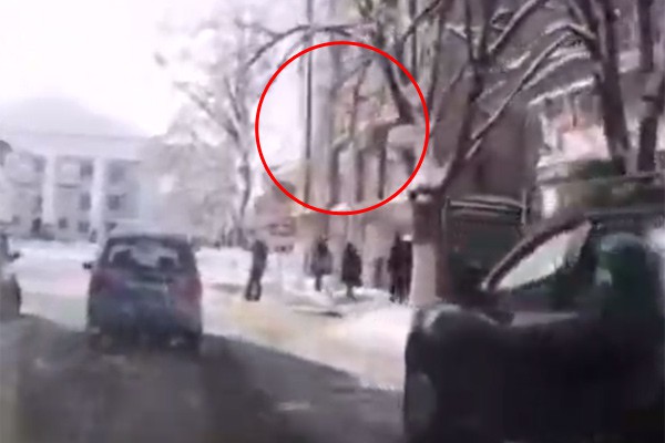 В г. Шахты сосульки падают на головы горожан [Видео]