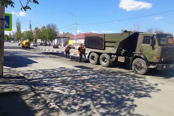 В г. Шахты продолжают ямочный ремонт и наносят дорожную разметку