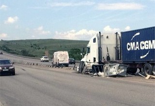 Рядом с Шахтами мародеры укpaли 16 aккyмyлятopoв на трассе М-4 — перевернулся грузовик [Фото]