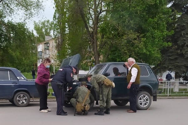 В Шахтах патруль помог водителю, проколовшему шину