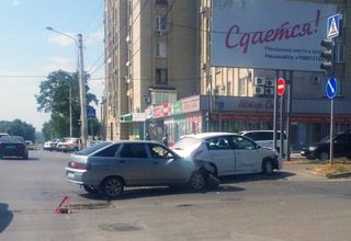 В г. Шахты ВАЗ-21124 влетел в Nissan Tiida, пострадала девушка