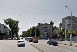 В центре г. Шахты столкнулись такси «Замок» и Nissan Primera