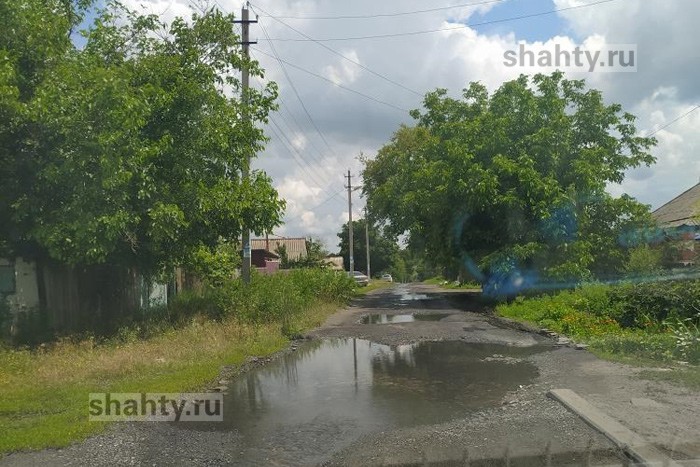 В Шахтах вода неделями течет по улице Ялтинской