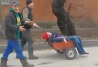 Не бросили загулявшего друга в беде, доставив домой на тачке [Видео]