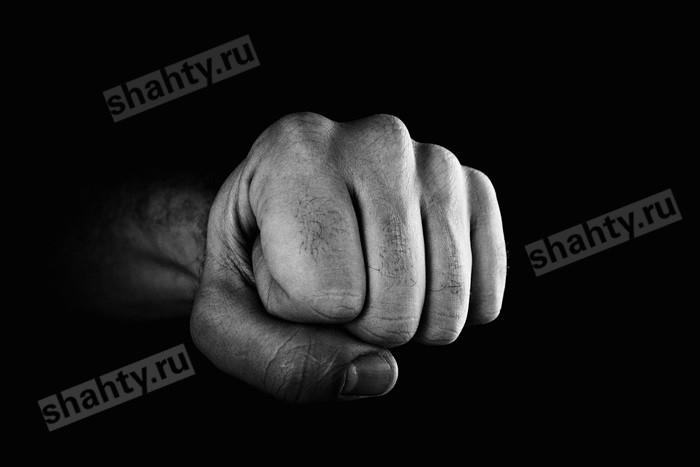 В Шахтах избили 39-летнего мужчину на улице и отобрали два телефона