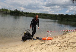 В г. Шахты очистили берег пруда 20 лет РККА и рассказали о безопасности на воде
