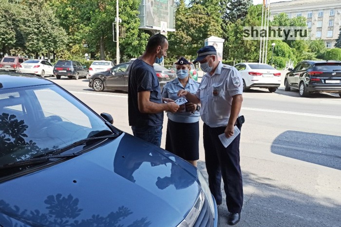 В Шахтах полицейские напомнили водителям и пешеходам про соблюдение ПДД