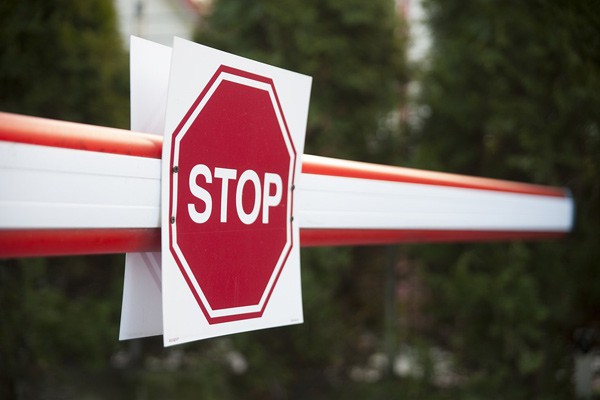 В г. Шахты установили второй шлагбаум на въезде в больничный городок