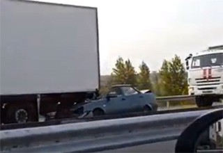 «Приора» залетела под прицеп фуры на трассе М-4 — погиб человек [Видео]