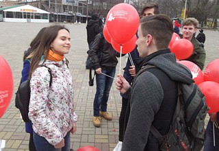 В Александровском парке г. Шахты читали стихи и дарили подарки дамам 8 марта