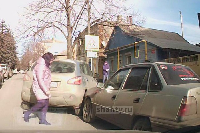 В Шахтах помяли припаркованную машину — автоледи уехала