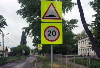 В г. Шахты массово устанавливают дорожные знаки возле школ