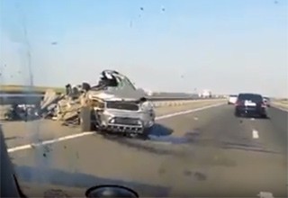 «Тойота» превратилась в груду металлолома, врезавшись в грузовик на трассе Ростов — Азов [Видео]
