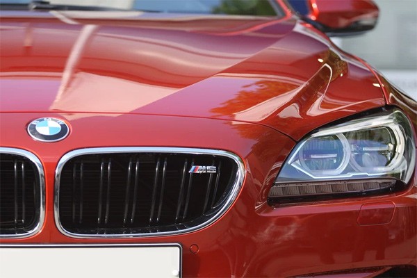 На улице с BMW украли боковое зеркало стоимостью 57 тысяч рублей