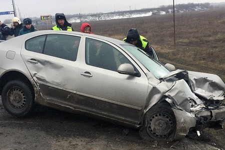 Столкнулись Skoda и Mitsubishi на трассе М-4 между Шахтами и Ростовом [Фото]