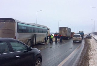 Автобус с 19-ю пассажирами врезался в грузовик в Ростовской области