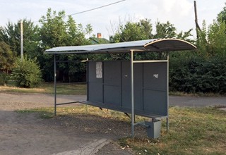 В г. Шахты отремонтировали 9 остановок и установили 30 лавочек