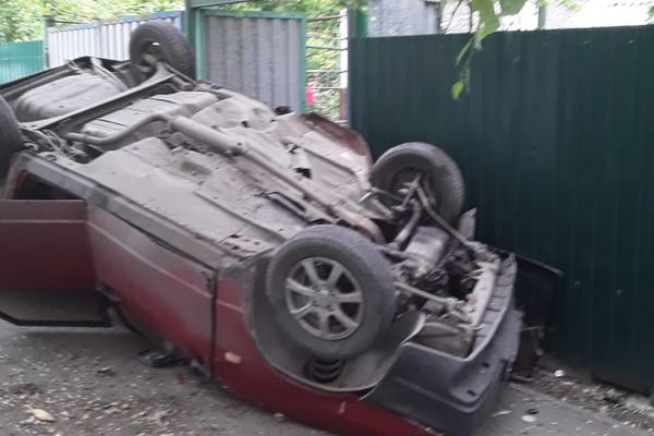 В Шахтах опрокинулся автомобиль — столкнулись два ВАЗа [Фото]