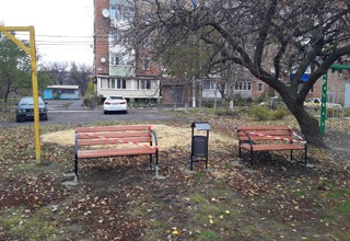 Новые скамейки установили перед лужами в грязи в г. Шахты