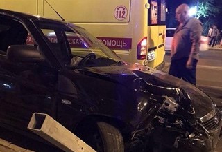 «Приора» сбила девушку на пешеходном тротуаре, пробив ограждение [Фото]