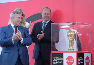 Прибыл кубок чемпионата мира по футболу FIFA в Ростов-на-Дону [Фото]