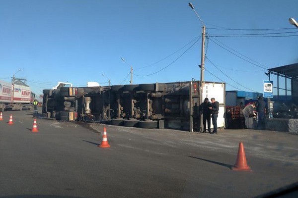 Перевернулась фура с мандаринами под Батайском — «праздник к нам приходит»