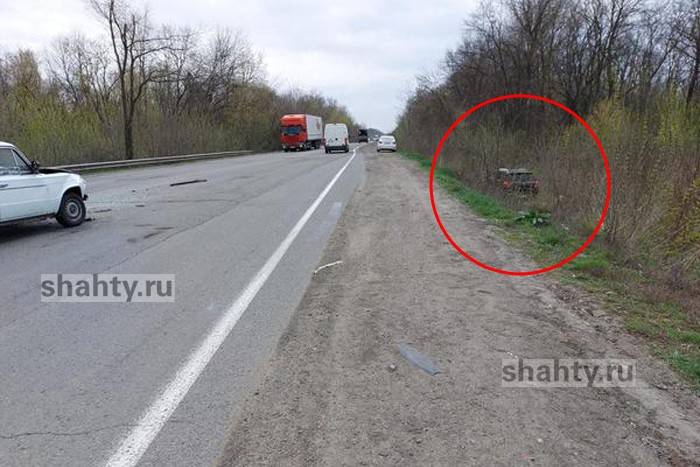 На трассе под Шахтами кроссовер столкнулся с ВАЗом: в ДТП пострадал водитель