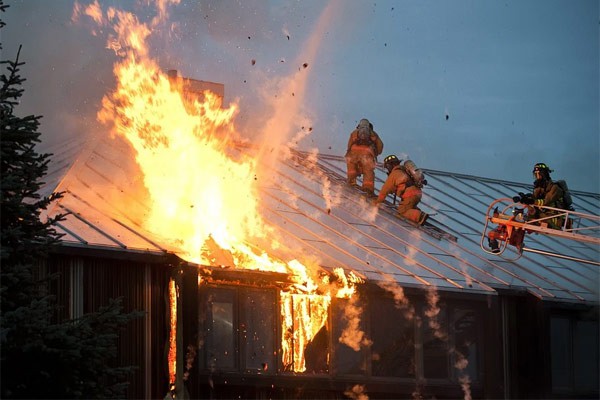 В Шахтах при пожаре на улице Пролетарской погибла пенсионерка