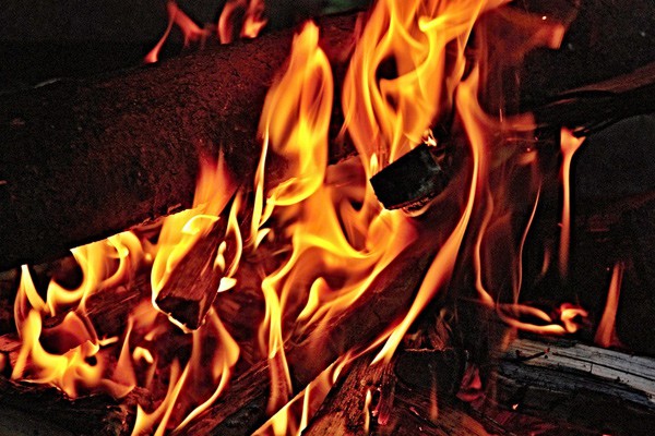 В г. Шахты сгорело двухэтажное здание на улице Звездной
