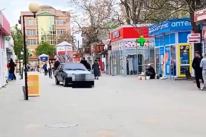 В г. Шахты нашли водителя, проехавшего по пешеходной зоне на Красном Шахтере