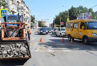 В г. Шахты латают ямы на Победе Революции и обещают доделать Хабарова и Мелиховскую