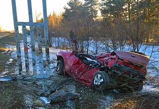 Два трупа на трассе М-4 «Дон» — в рекламный щит врезался Hyundai i30 [Фото]