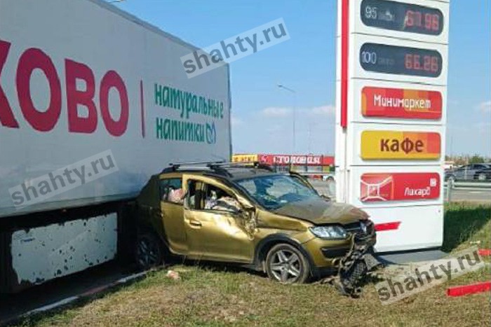 Лопнул трос и буксируемый Renault Sandero влетел в АЗС на трассе М-4: пострадал мальчик