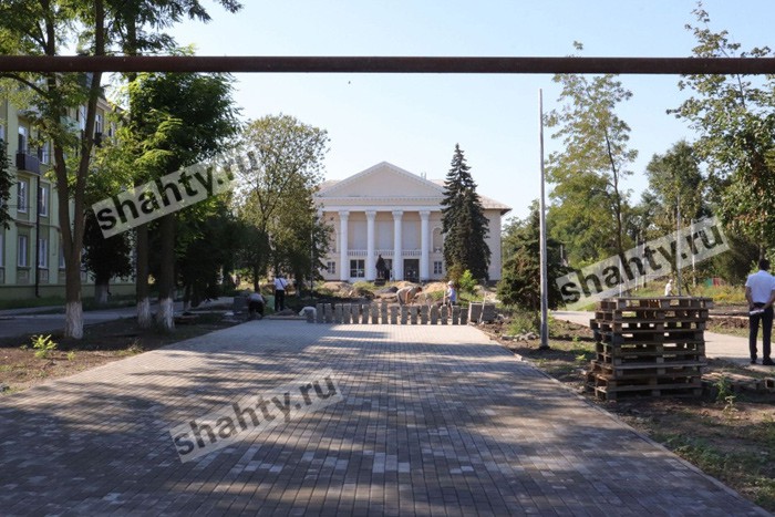 В Шахтах закончат реконструкцию сквера перед ДК Чиха на Майском только в следующем году