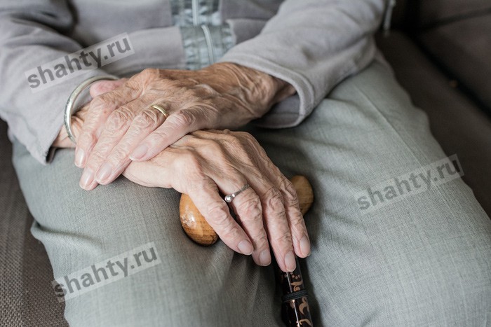 Парень в Шахтах зарезал в квартире 71-летнего знакомого