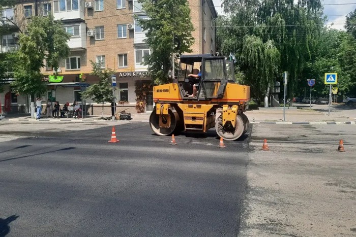 В центре в Шахтах демонтируют «лежачие полицейские»