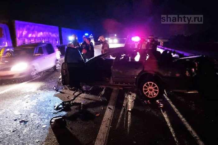 Погиб пассажир Audi: иномарка влетела в прицеп Камаза на трассе Ростов — Азов