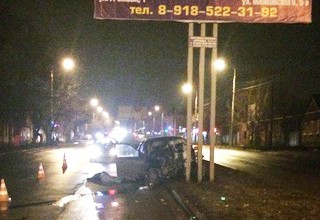 В г. Шахты разбился парень, врезавшись в рекламный щит