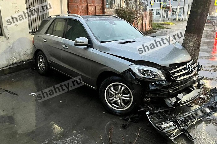 Подробности: Mercedes сбил 15-летнюю школьницу в Шахтах после столкновения с Toyota Camry