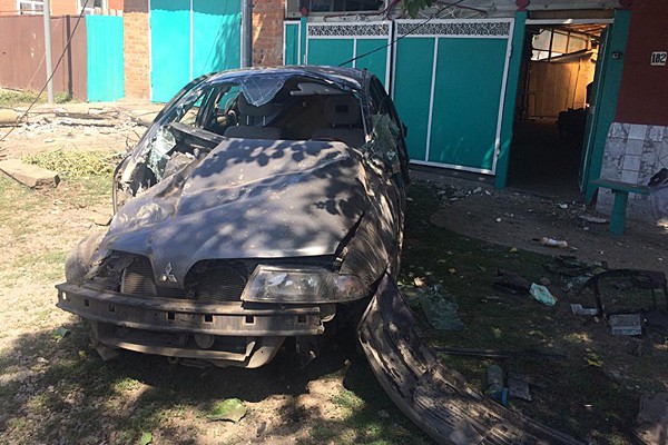 Mitsubishi протаранил столб под Шахтами на Вербенке — упала опора ЛЭП